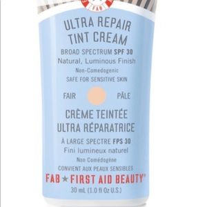 FIRST AID BEAUTY- Ultra Repair Tinted Moisturizer